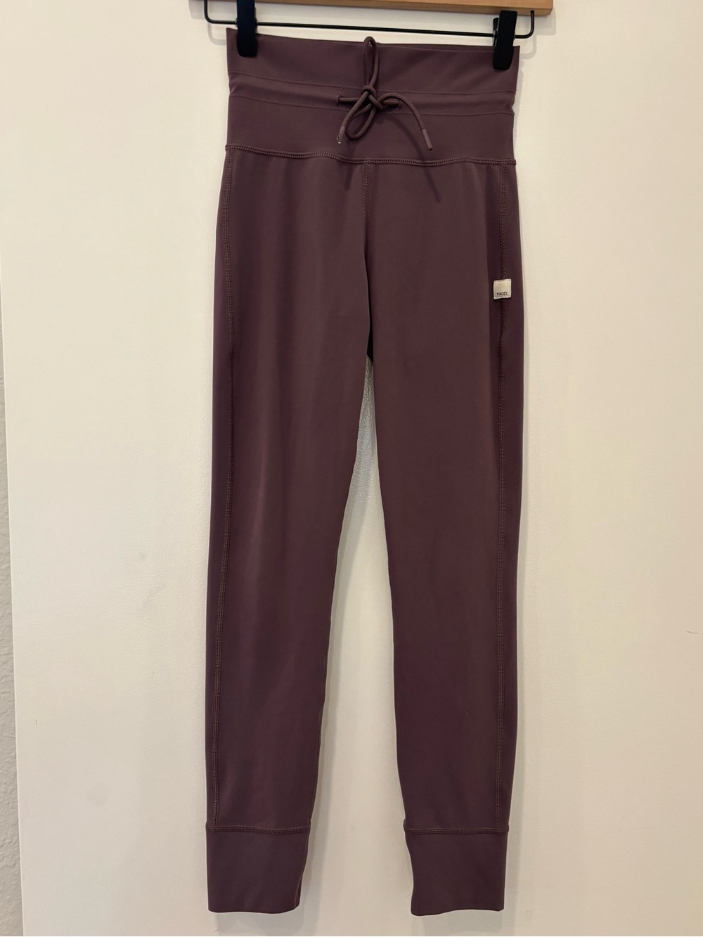 Vuori women's High-Rise Daily Legging Ankle Joggers workout run yoga drawstring